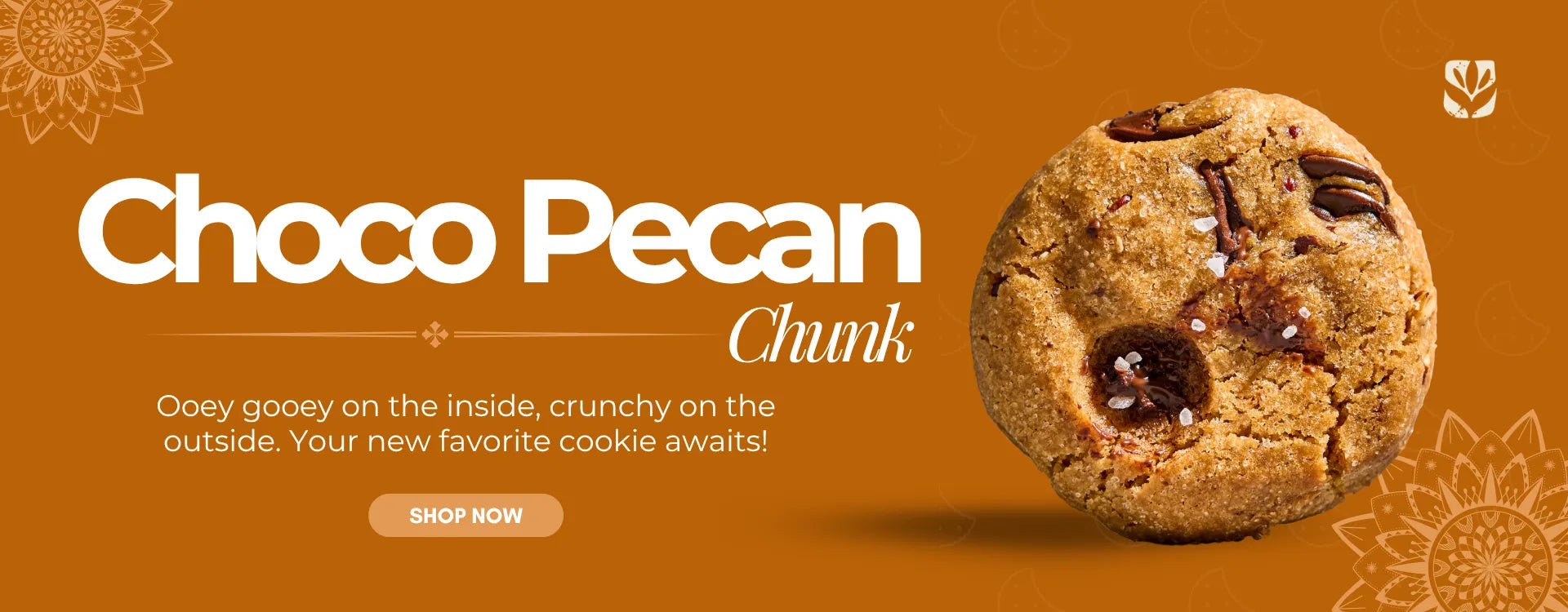 Chocoladekoekje met stukjes pecannoten op een goudbruine achtergrond met tekst en een 'Nu kopen'-knop.