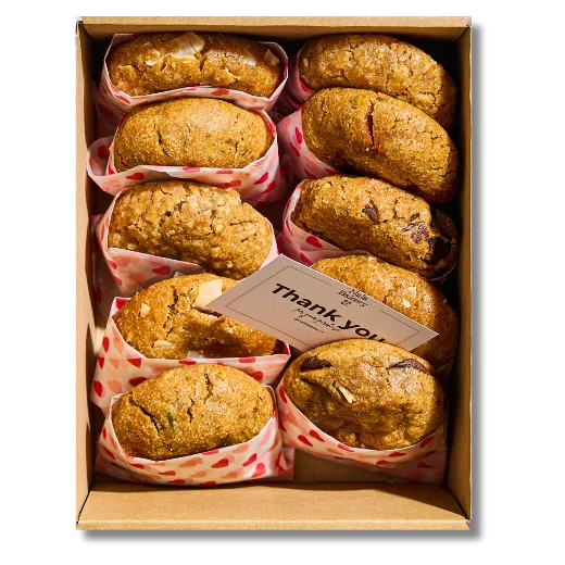 Doos met veganistische koekjes van Nala Bakery en een bedankkaartje op een witte achtergrond.