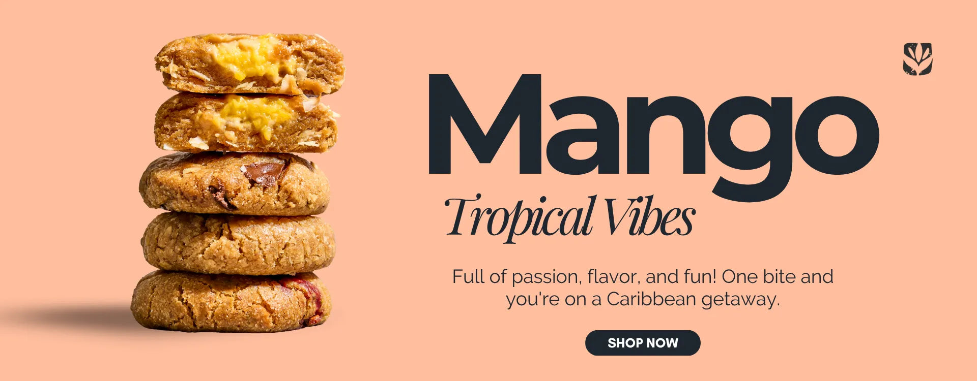 Stapel koekjes met de tekst 'Mango Tropical Vibes' op een perzikkleurige achtergrond.
