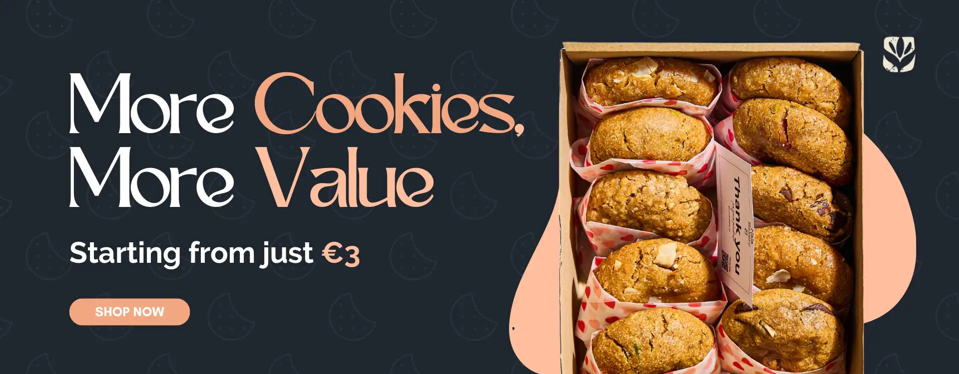 Doos koekjes met reclametekst op een donkere achtergrond.