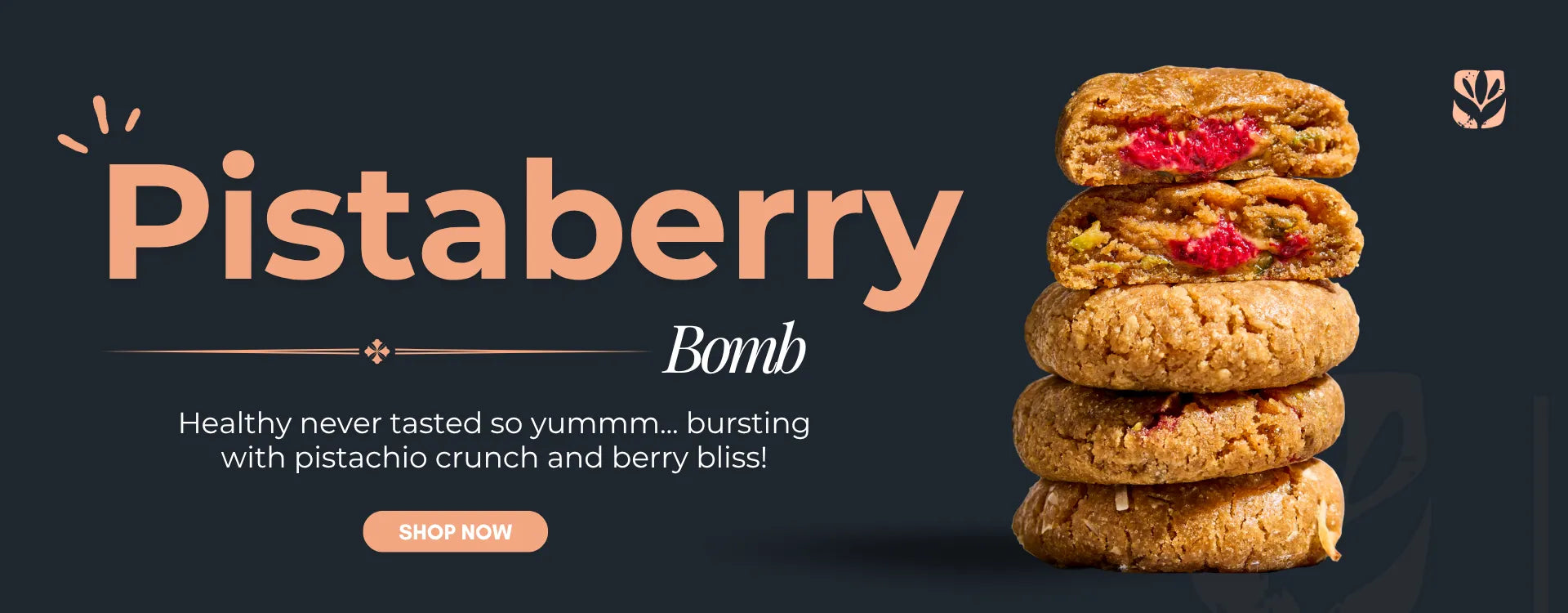 Stapel Pistaberry Bomb-koekjes met tekst op een donkere achtergrond.